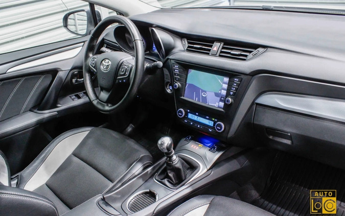 Toyota Avensis cena 77777 przebieg: 28900, rok produkcji 2016 z Stryków małe 562